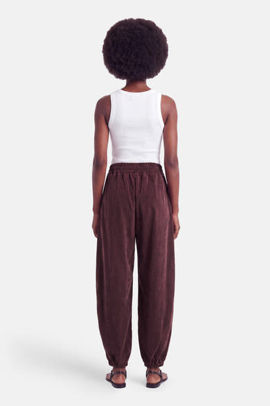 Pantalon violet en velours à taille élastique par AMELIE ET AMELIE, vue arrière, coupe ample et ourlet côtelé