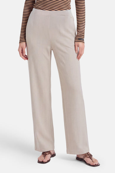 Pantalon écru fluide de coupe droite par AMELIE ET AMELIE, porté avec un haut rayé et des sandales plates, vue de face.