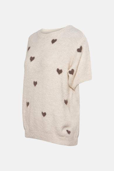 Beige ronde hals trui van AMELIE ET AMELIE met bruin hartpatroon, in lichte breitechniek.