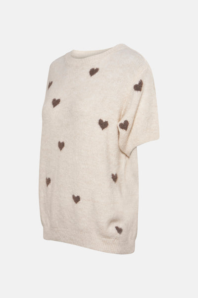 Beige ronde hals trui van AMELIE ET AMELIE met bruin hartpatroon, in lichte breitechniek.