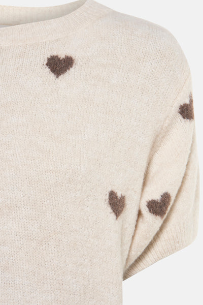 Beige ronde hals trui van AMELIE ET AMELIE met bruin hartjespatroon.