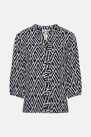 Donkerblauwe blouse van Zabaione, met wit geometrisch patroon, met V-hals.