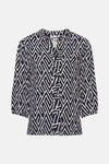 Donkerblauwe blouse van Zabaione, met wit geometrisch patroon, met V-hals.