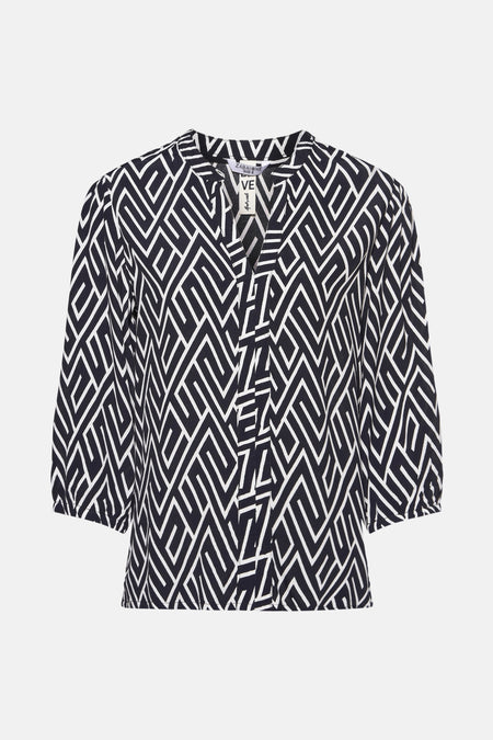 Donkerblauwe blouse van Zabaione, met wit geometrisch patroon, met V-hals.