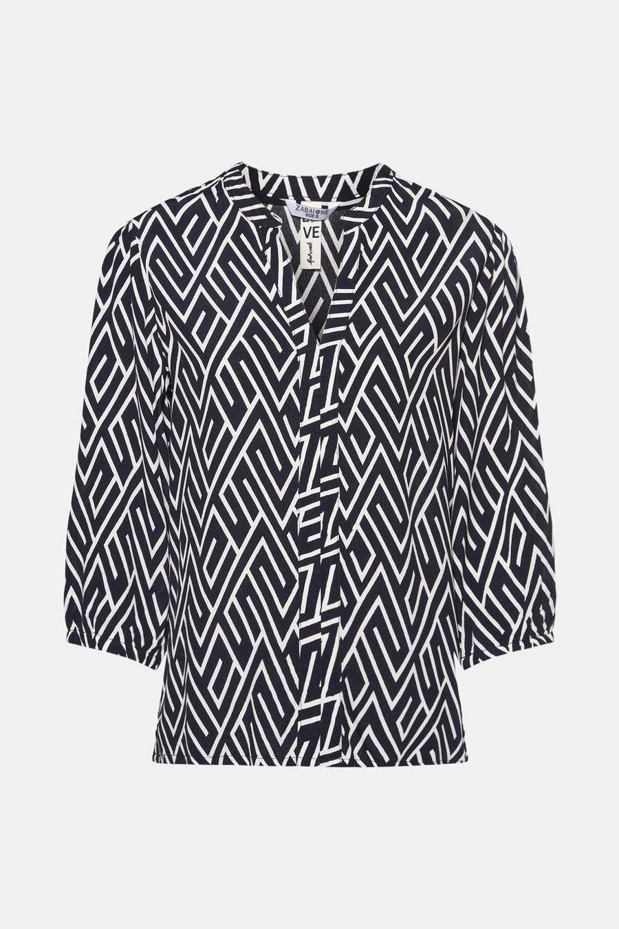 Donkerblauwe blouse van Zabaione, met wit geometrisch patroon, met V-hals.