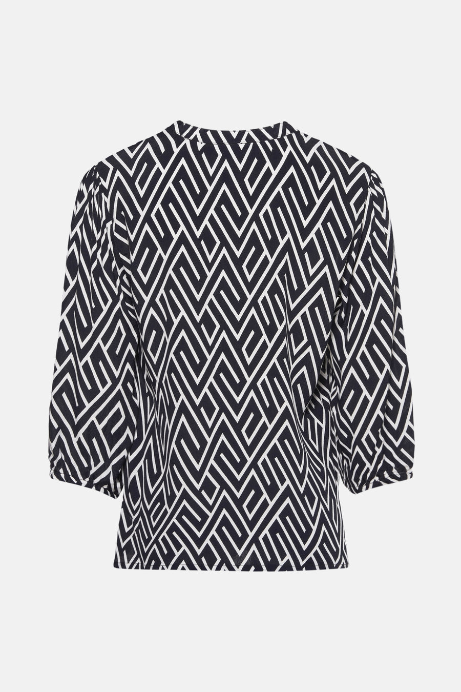 Donkerblauwe blouse ZABAIONE met wit geometrisch patroon over het hele kledingstuk, driekwart pofmouwen.