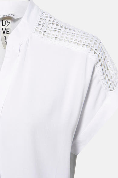 Wit blouse met korte mouwen van Zabaione, met kanten detail op de schouders.