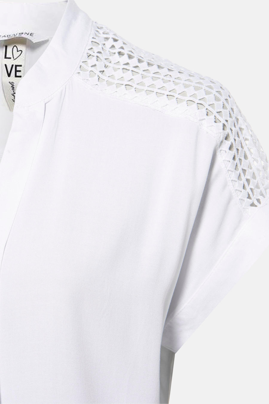 Wit blouse met korte mouwen van Zabaione, met kanten detail op de schouders.