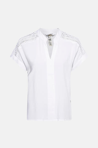 Wit blouse met korte mouwen van Zabaione, met uitgesneden details op de schouders en V-hals.