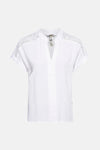 Wit blouse met korte mouwen van Zabaione, met uitgesneden details op de schouders en V-hals.
