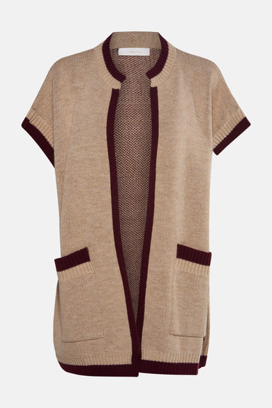 Gilet beige de AMELIE ET AMELIE, à manches courtes, avec bordures bordeaux et poches plaquées.
