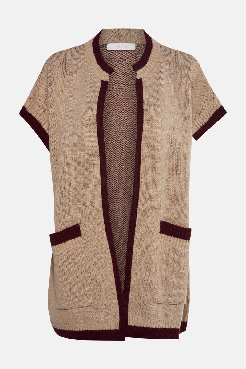 Gilet beige de AMELIE ET AMELIE, à manches courtes, avec bordures bordeaux et poches plaquées.
