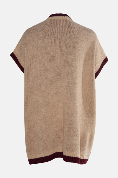 Gilet beige en tricot par AMELIE ET AMELIE, avec bordure contrastante marron au col, aux manches et à l'ourlet.