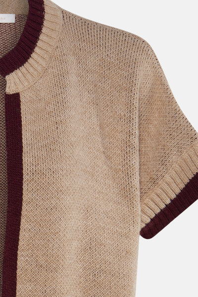 Gilet beige par AMELIE ET AMELIE avec bordure bordeaux côtelée au col, à l'avant et aux manches courtes.