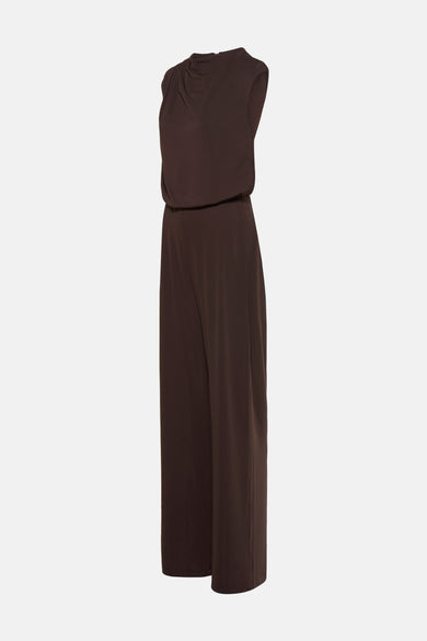 Bruin jumpsuit van AMELIE ET AMELIE, mouwloos, met een gedrapeerde kraag en wijde pijpen, van opzij gezien.
