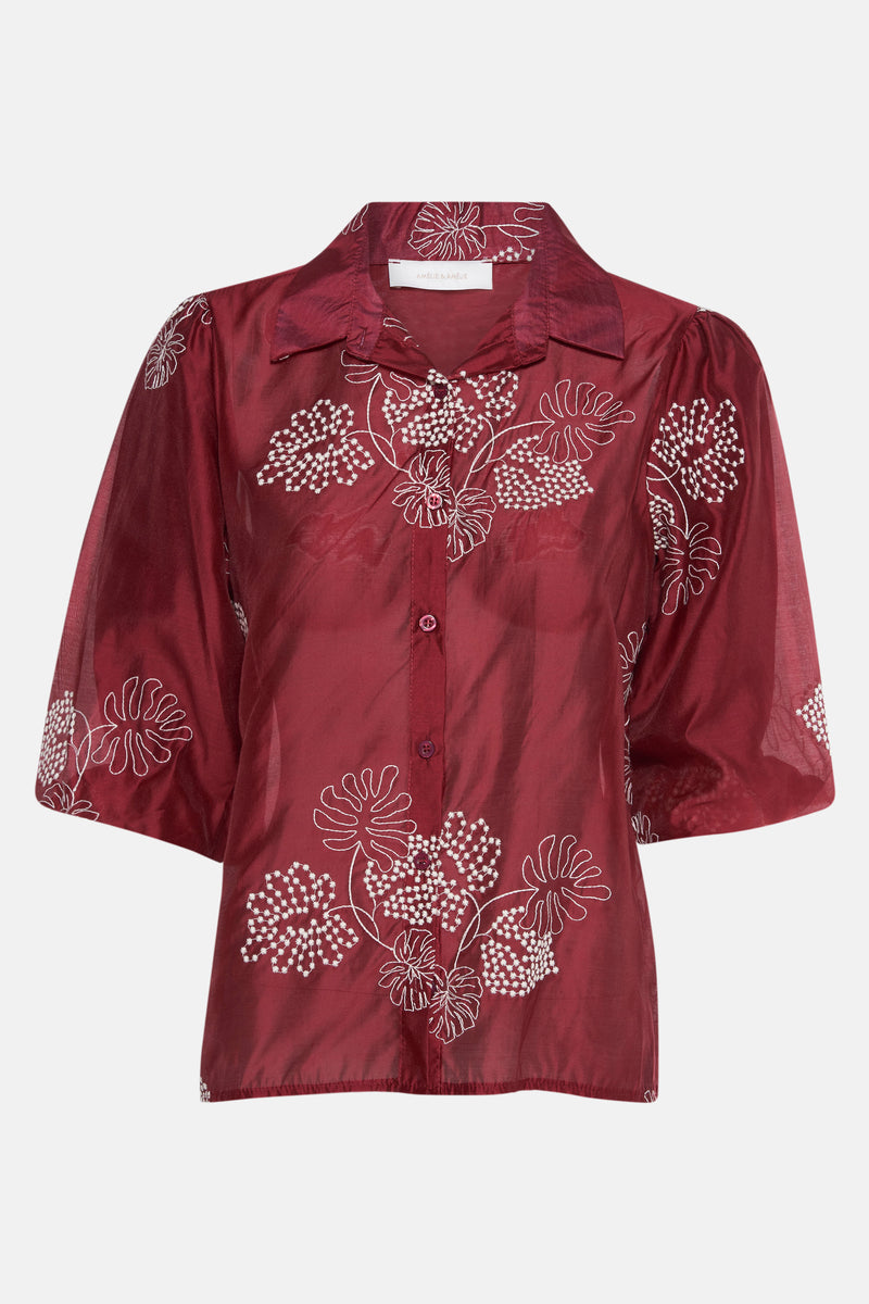 Rood overhemd met korte mouwen van AMELIE ET AMELIE, met witte bloemenborduursels.