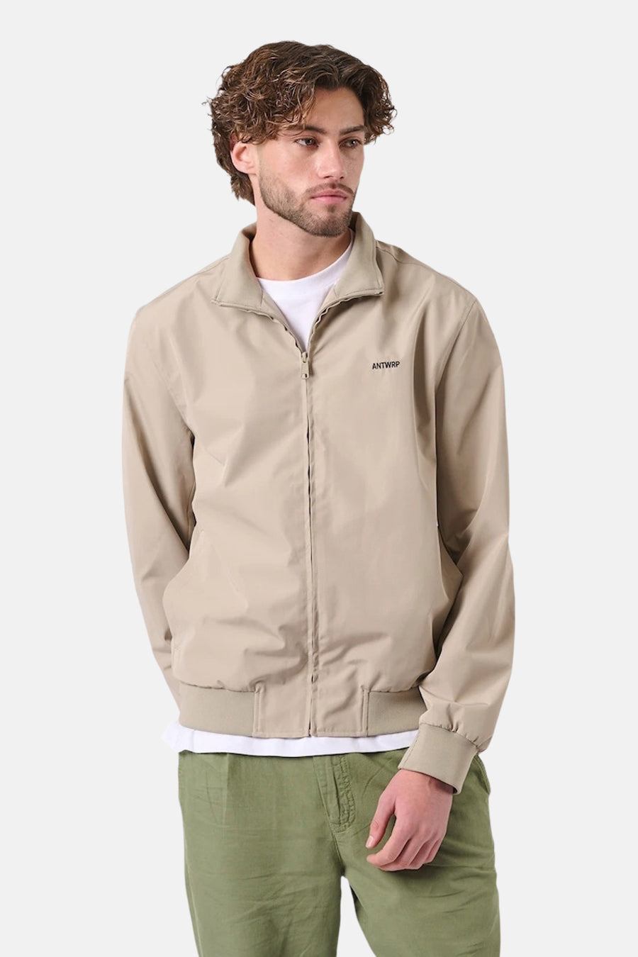 Veste de pluie beige de ANTWRP, coupe droite avec fermeture éclair et logo discret.