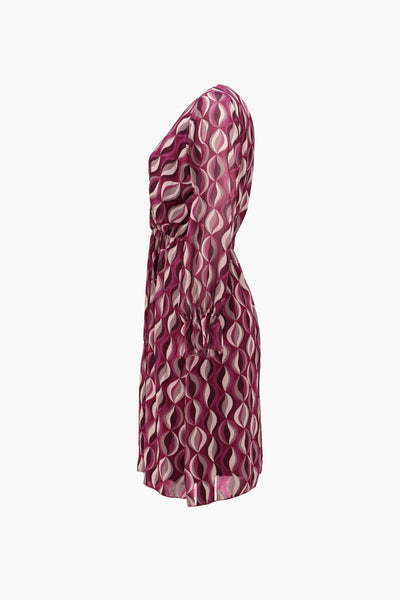 Korte meerkleurige jurk van ZABAIONE, met geometrisch patroon en lange mouwen.