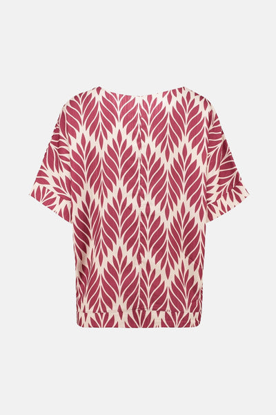 Multikleurig blouse met korte mouwen van Zabaione, met bordeauxrode bladprint op een crèmekleurige achtergrond.
