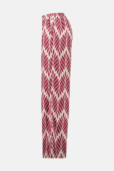 Pantalon multicolore de ZABAIONE, avec un motif de feuilles bordeaux et beige.