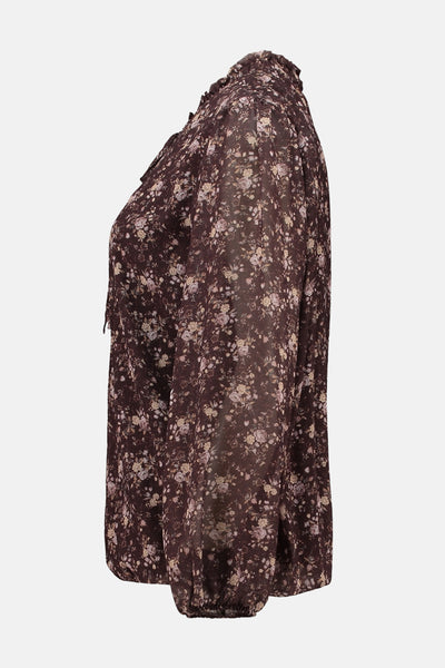 Chemisier à manches longues marron par Zabaione, à motif floral et en tissu transparent.
