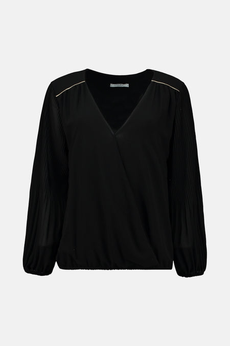 Zwarte blouse met lange mouwen van Zabaione, met geplooide details en gouden accenten op de schouders.