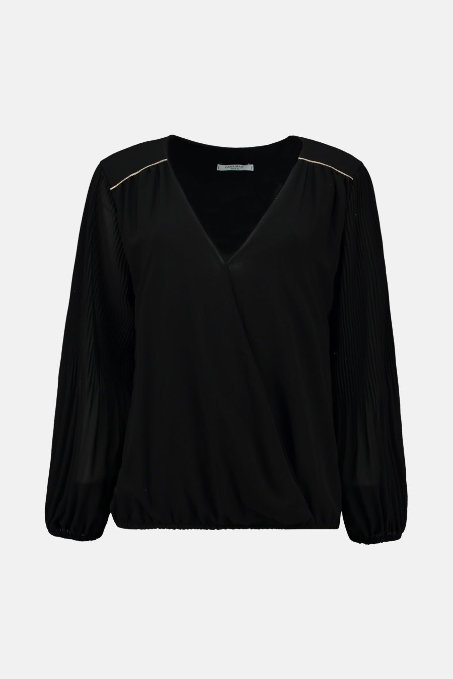 Blouse noire à manches longues de Zabaione, avec des détails plissés et des accents dorés aux épaules.

