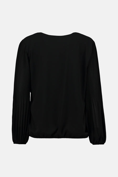 Zwarte blouse met lange mouwen van Zabaione, met geplooide mouwen en een elastische taille.