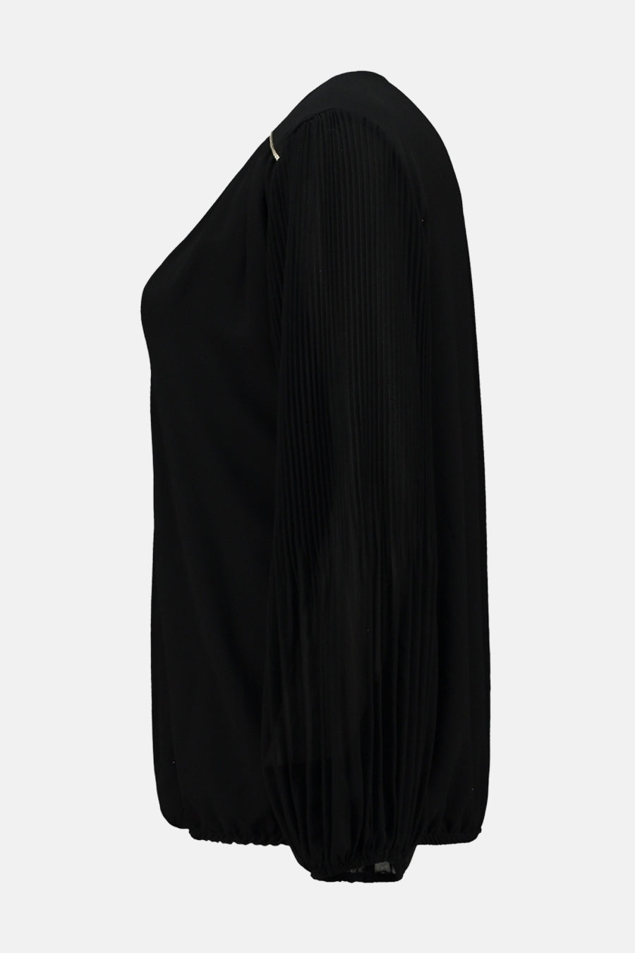 Blouse noire à manches longues de Zabaione, avec détail plissé sur l'épaule et manches bouffantes.
