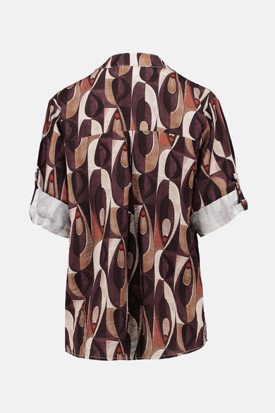Multikleurig overhemd met lange mouwen van ZABAIONE, met bruin en beige geometrisch abstract patroon, opgerolde mouwen.