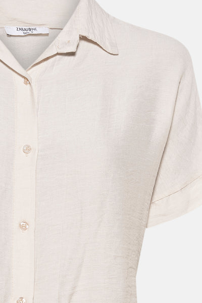 Beige blouse met korte mouwen van Zabaione, met zichtbare knopen en klassieke kraag.