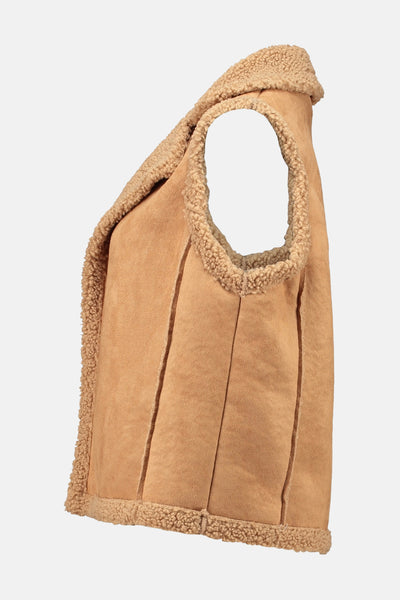 Veste cognac de ZABAIONE, sans manches avec une texture peau de mouton.