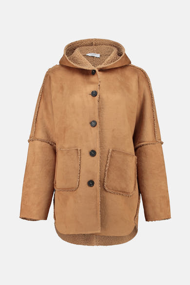 Veste courte cognac de ZABAIONE, avec capuche doublée en imitation peau de mouton et poches plaquées.