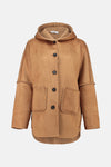 Veste courte cognac de ZABAIONE, avec capuche doublée en imitation peau de mouton et poches plaquées.