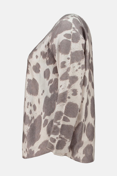 Pull à col rond beige de ZABAIONE avec un motif tacheté gris.
