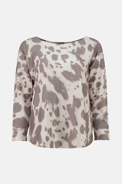 Pull à col rond beige de ZABAIONE avec un motif animalier gris et une texture tricotée.