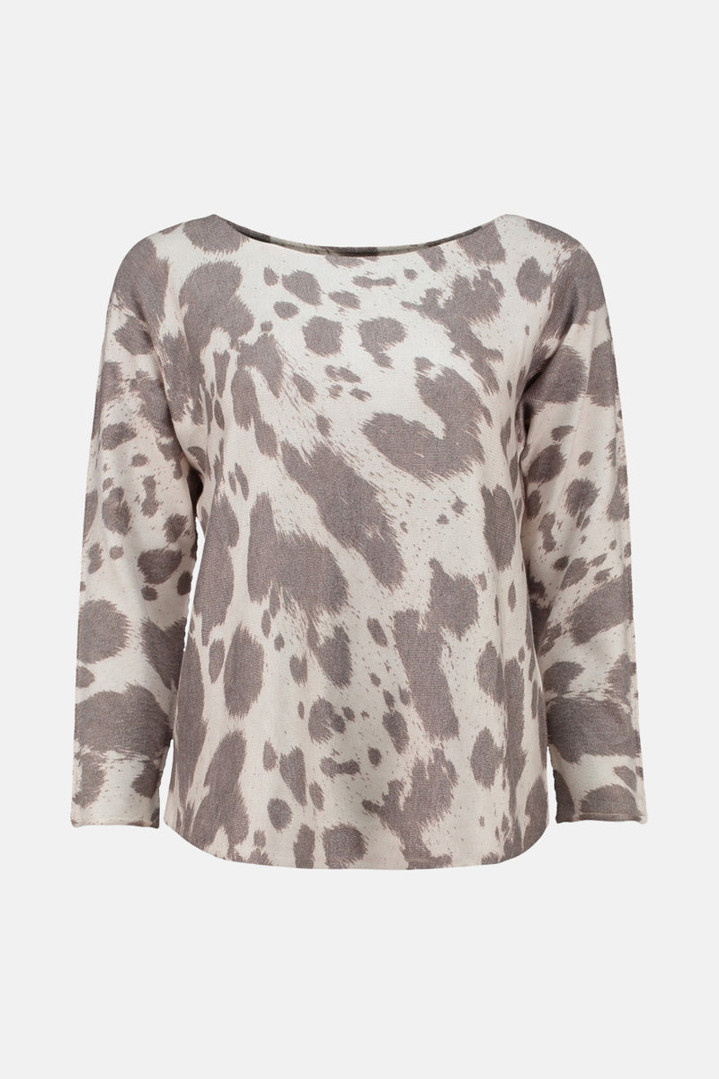 Pull à col rond beige de ZABAIONE avec un motif animalier gris et une texture tricotée.