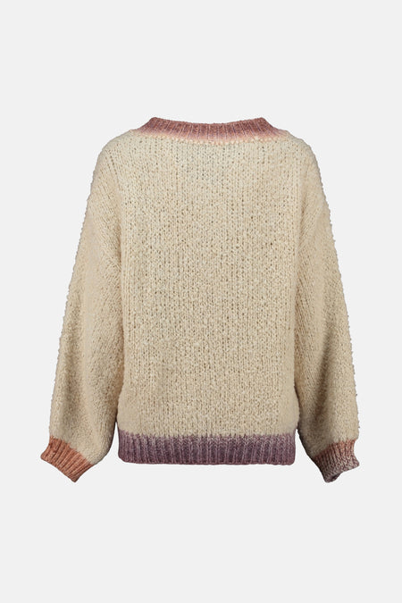 Beige V-hals trui van Zabaione, met roze verlooprand bij de kraag en manchetten.