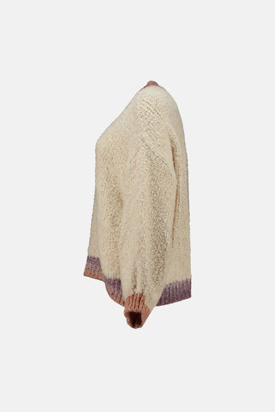 Pull à col en V beige de Zabaione avec bordure rose et violette, en laine tricotée.
