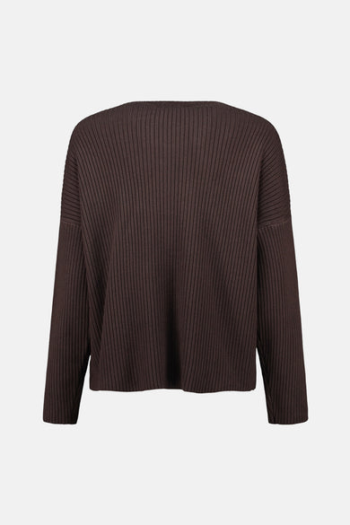 Pull à col rond brun de ZABAIONE, en tricot côtelé avec des manches longues, vue arrière.
