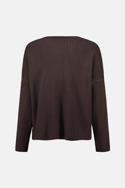 Pull à col rond brun de ZABAIONE, en tricot côtelé avec des manches longues, vue arrière.
