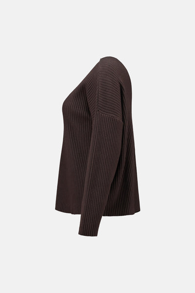 Pull à col rond marron de ZABAIONE, en tricot côtelé, vue de côté.
