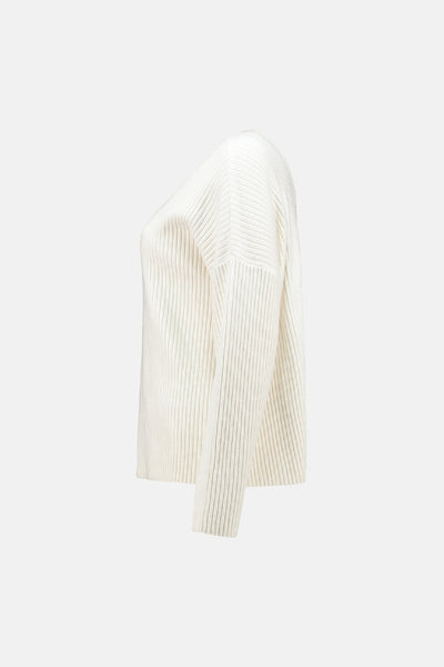 Pull à col rond écru de ZABAIONE, en maille côtelée, présenté de profil.