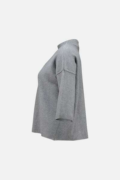 Pull à col roulé gris de Zabaione, avec manches trois-quarts et coupe ample.
