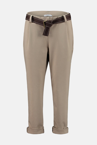 Pantalon de costume beige de Zabaione avec une ceinture marron et un ourlet retourné.