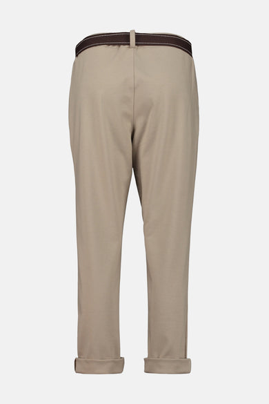 Pantalon de costume beige de ZABAIONE, avec une ceinture marron et des ourlets retroussés.