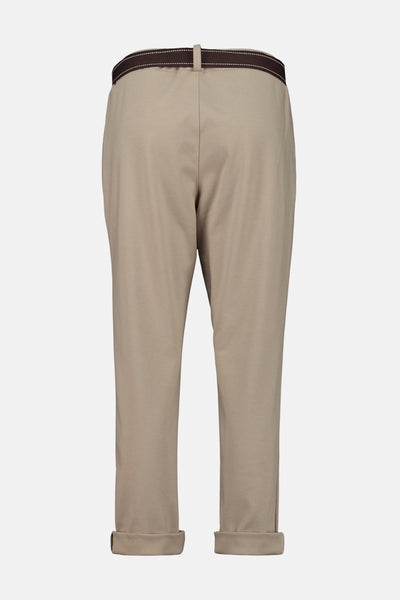Pantalon de costume beige de ZABAIONE, avec une ceinture marron et des ourlets retroussés.