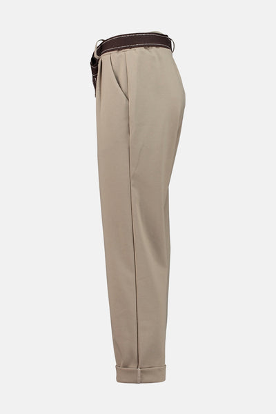 Pantalon de costume beige de Zabaione, avec ceinture marron, plis sur le devant et ourlet retourné.