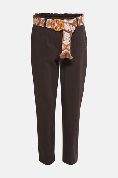 Chino marron foncé de Zabaione avec une ceinture à boucle en bambou à motif ethnique.