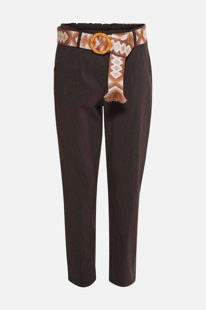 Chino marron foncé de Zabaione avec une ceinture à boucle en bambou à motif ethnique.